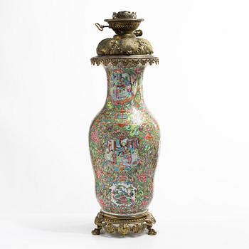 Vas, omgjord till bordslampa, porslin, Kanton, Qingdynastin, Kina, 1800-tal.