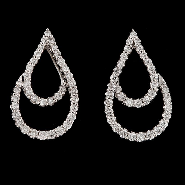 ÖRHÄNGEN, ett par, 18k vitguld med 70 briljantslipade diamanter, tot ca 0,35 ct. Tot vikt ca 4,3 gram.