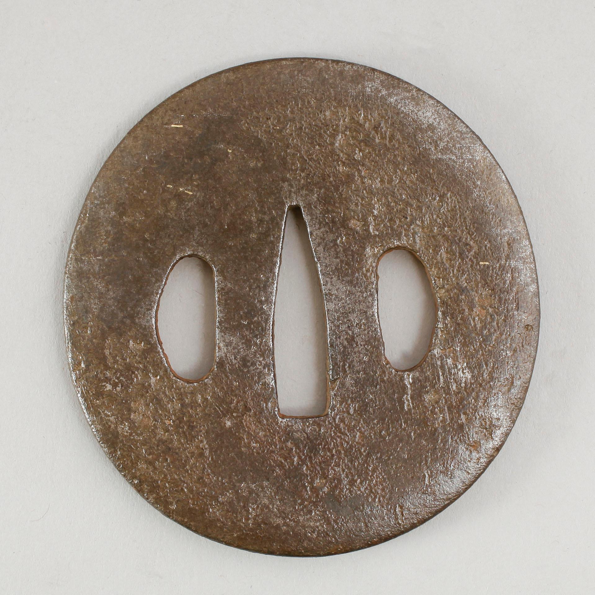 TSUBA, 3 st, järn, Japan, 1500-/1600-tal, 1600-/1700-tal och 1700-/1800-tal.