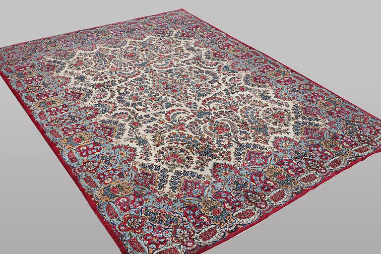 A carpet, old/semi-anqtiue Kirman Laver, c. 315 x 235 cm.