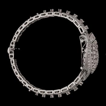 ARMBAND, 220 briljant- och åttkantslipade diamanter, tot. ca 5.80 ct. 1960-tal.