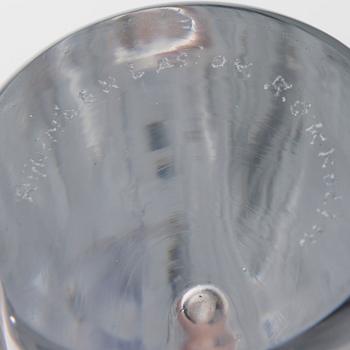 AIMO OKKOLIN, KONSTGLAS. Svärdslilja. Sign. A. Okkolin, Riihimäen Lasi Oy. 1957-62.