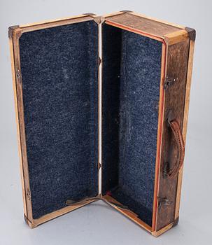 FIOLLÅDA samt RESVÄSKOR, 2 st, 1900-talets första hälft.