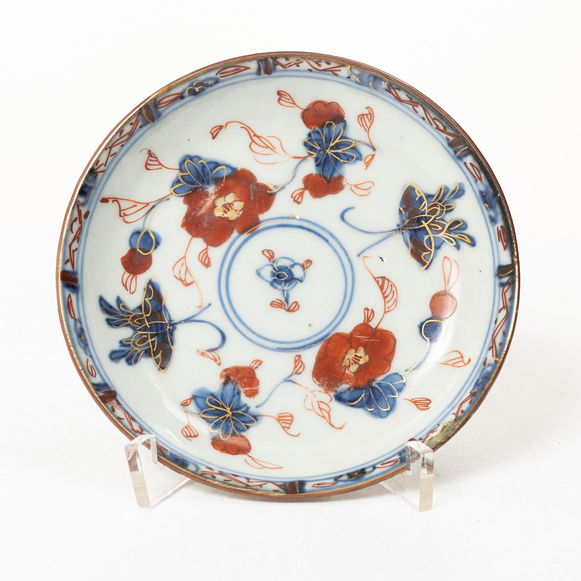 An imari cup with saucer and two dinner plates, Qing dynasty, Kangxi (1662-1722).