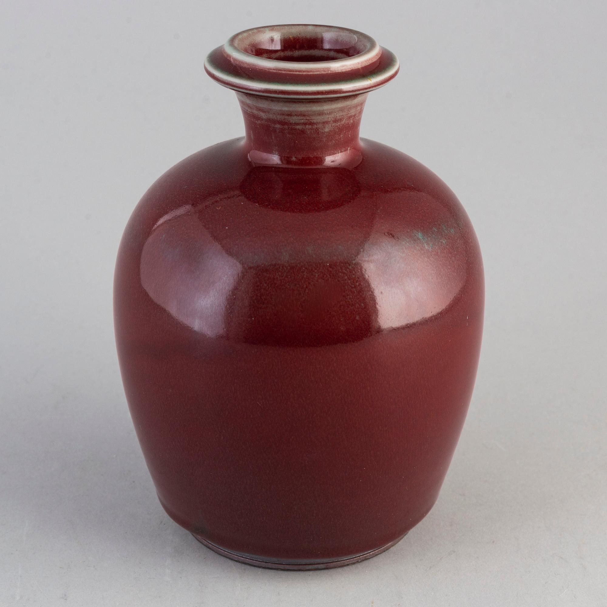 A stoneware vase by Berndt Friberg, dated 1968.