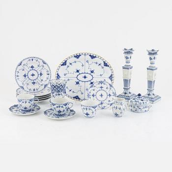 Servis, 14 delar, porslin, "Musselmalet", hel- och halvblonde, Royal Copenhagen, Danmark.