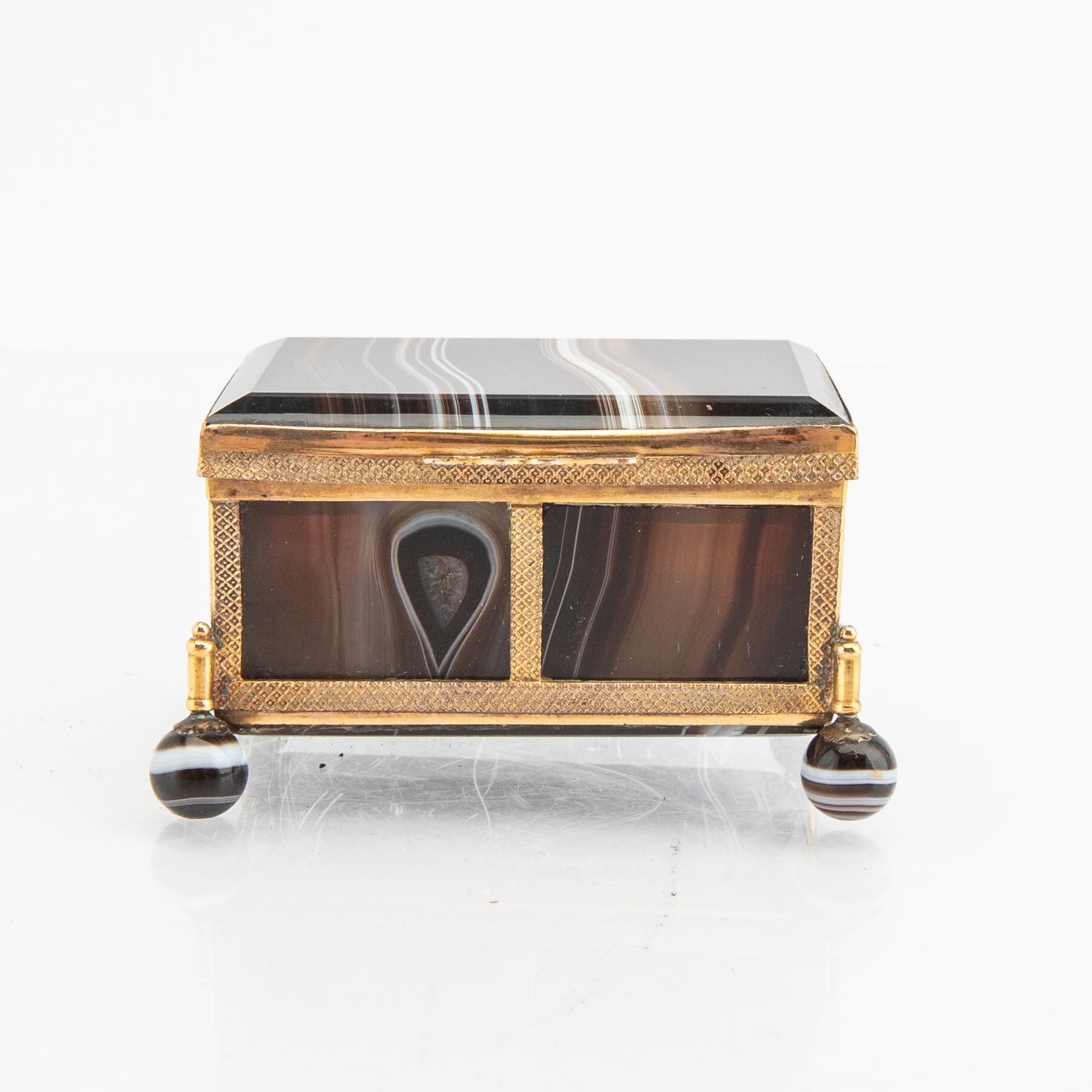 An early 20th century agate box.