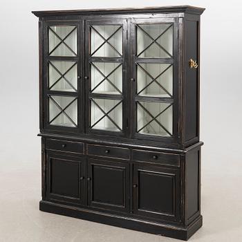 Vitrinskåp, 1900-talets första hälft.