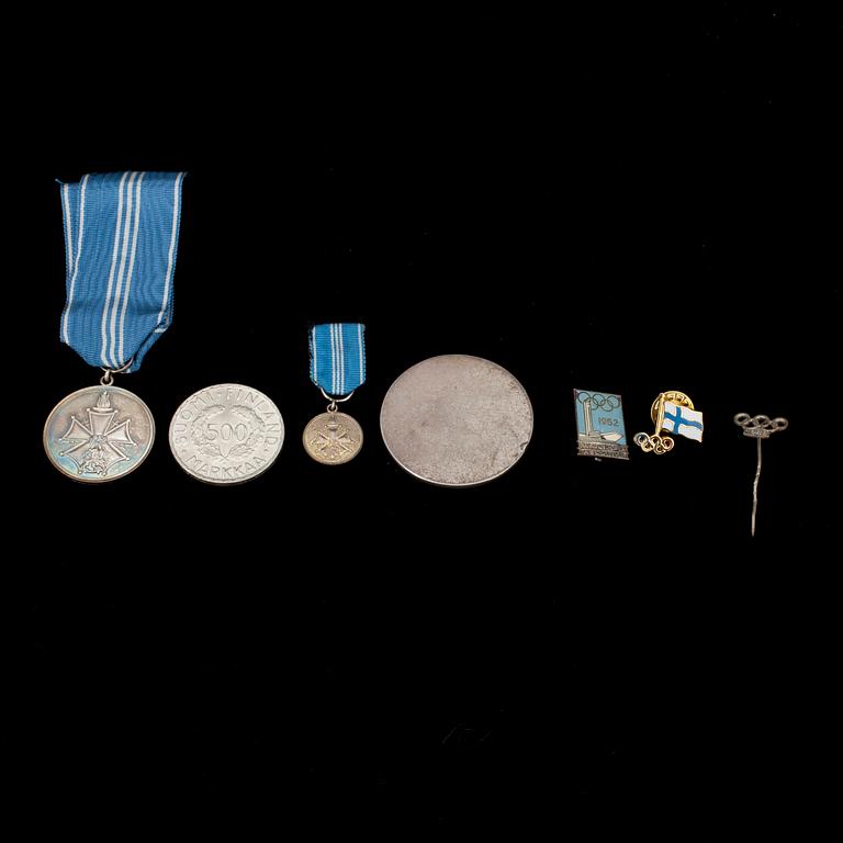 OLYMPIA SET, 7 st, olika medaljer och broscher, Finland 1900-talets mitt samt slut.