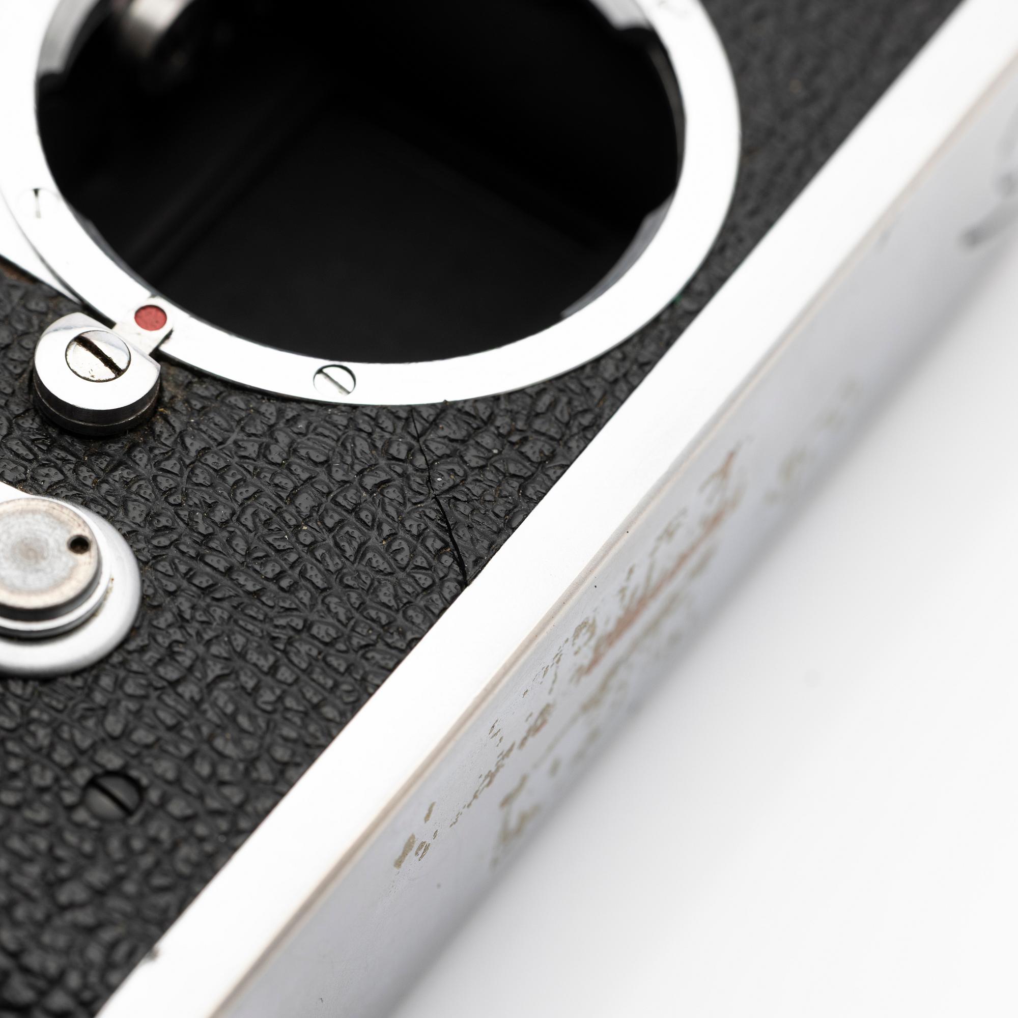 Leica M2.