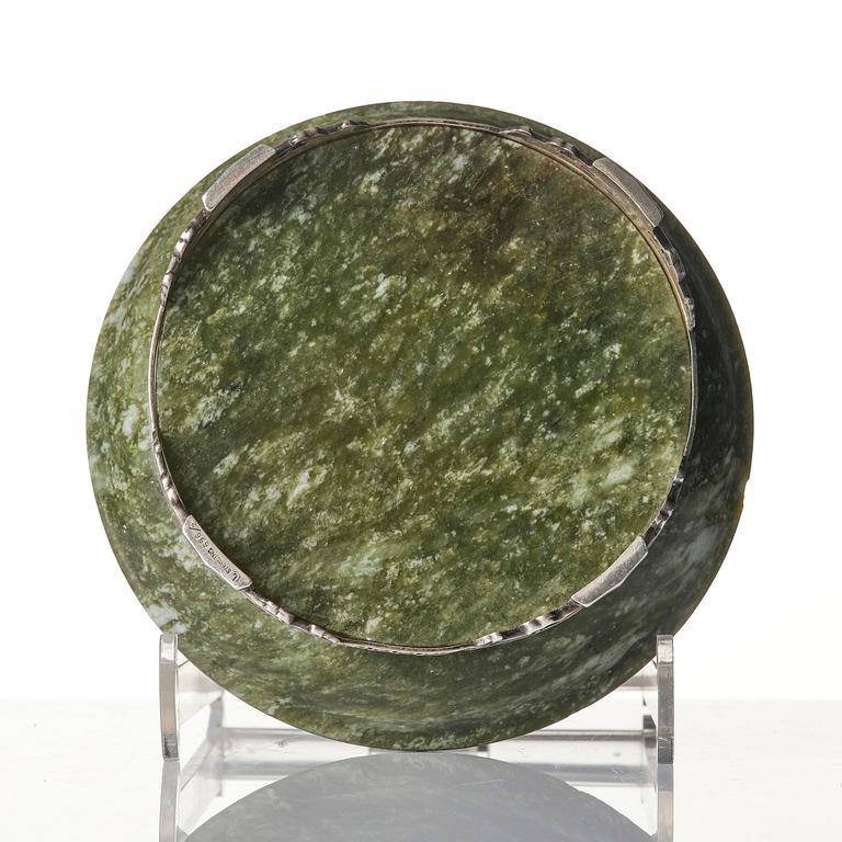 Skål, grön sten, med silvermontering, sen Qingdynasti / omkring 1900.