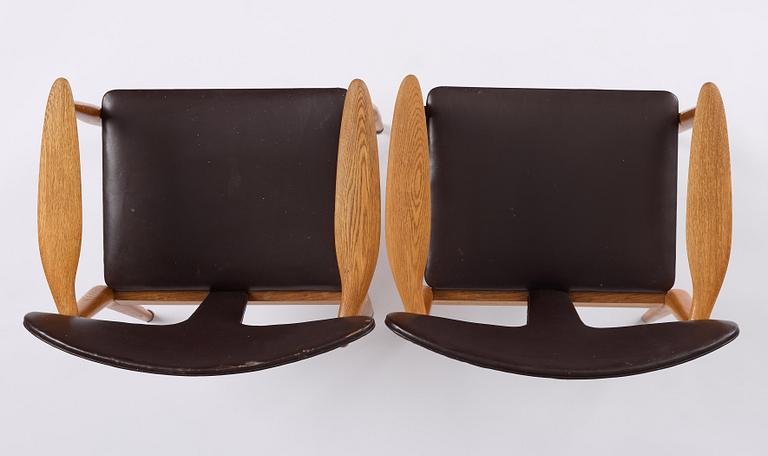 Carl-Axel Acking, tillskrivna, karmstolar ett par, enligt uppgift utförda för kommunfullmäktige i Åhus, av Åhmans, 1950-tal.