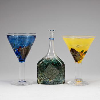 Bertil Vallien · 2 GLAS samt FLASKA, Bertil Vallien, Kosta Boda.