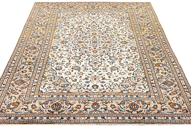 A Kashan carpet, a. 340 x 242 cm.