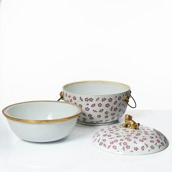 A Chinese tureen with cover and liner, late Qing dynasty.