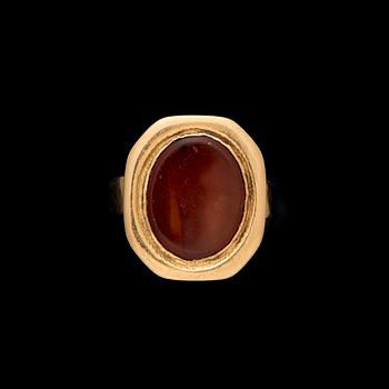 RING, 18K guld, karneol. Vikt ca 3,3 g.