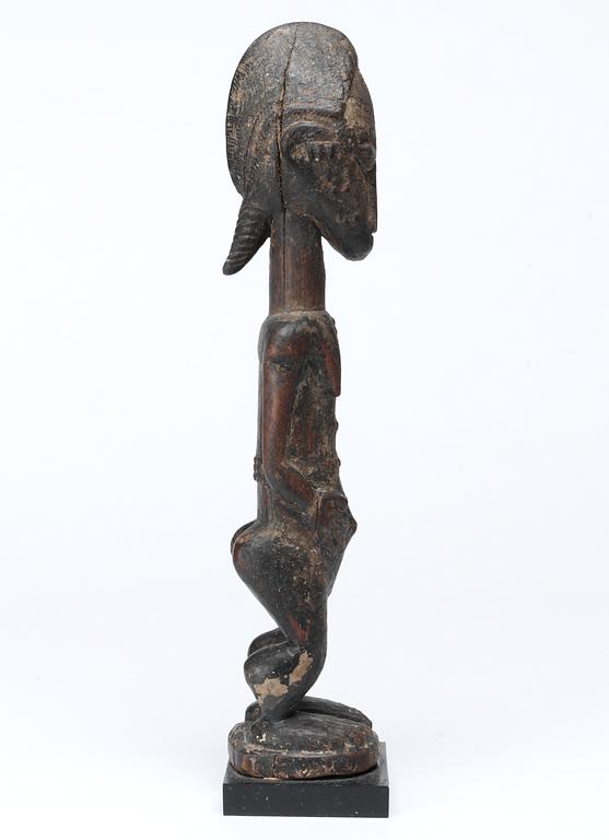 FETISCH. Trä. Baoule-stammen. Côte d'Ivoire (Elfenbenskusten) omkring 1920-1930. Höjd 28 cm.