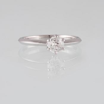 RING, 18K vitguld med briljantslipad diamant 0.53 ct samt 2 briljantslipade diamanter 0.02 ct. Vikt 2.8 gram.