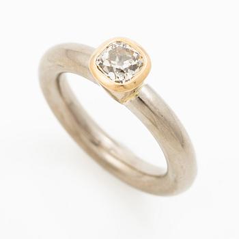 Ring in 18K gold and white gold with a cushion-shaped old-cut diamond.