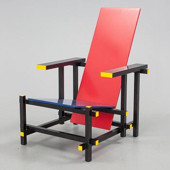 FÅTÖLJ. "Red and blue chair", Gerrit Rietveld, Cassina, formgiven 1918.