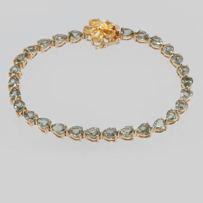 ARMBAND, 18K guld med droppslipade safirer 13.33 ct samt briljantslipad diamant 0.02 ct. Vikt 11,6 gram.