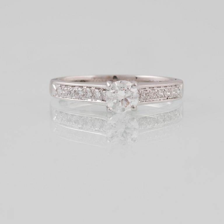 RING, 18K vitguld med briljantslipad diamant ca 0.42 ct. Vikt 3,5 gram.