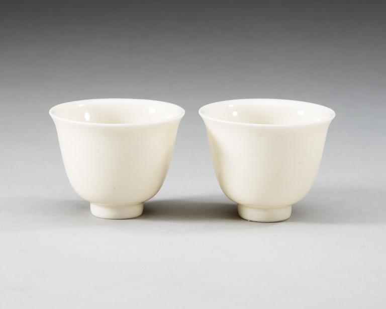 VINKOPPAR, ett par, blanc de chine. Qing dynastin, Kangxi (1662-1722).