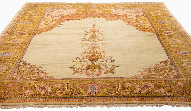 An antique west anatolian Ushak carpet, ca 367 x 296 cm.