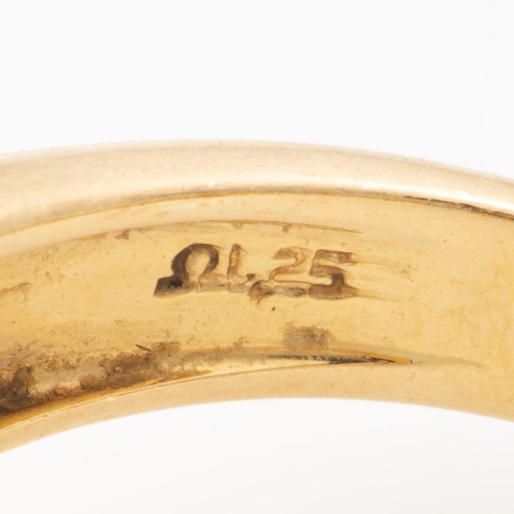 18K gold ring with lapis lazuli.
