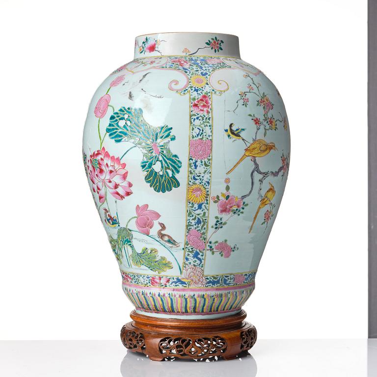 A large famille rose jar, Qing dynasty, Qianlong (1736-95).