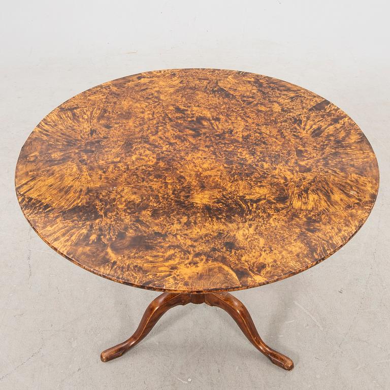 An early 1800s drop leafe table from Mälardalen.