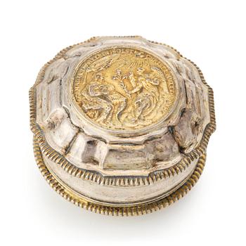 216. A Swedish 18th century parcel-gilt silver snuff-box, mark of Melchior Faust, Gothenburg 1768.