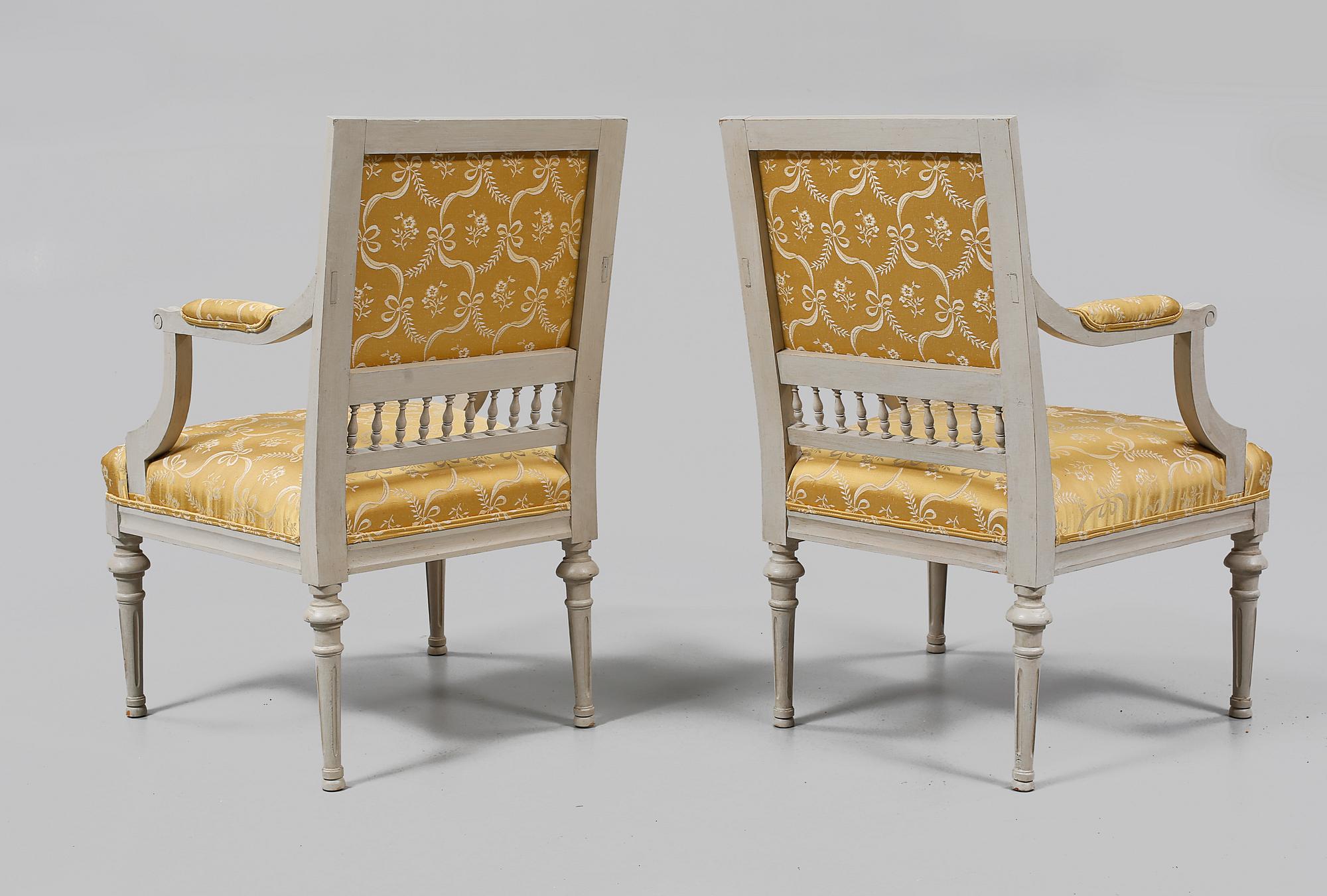 KARMSTOLAR, ett par gustaviansk stil, 1900-talets första hälft.