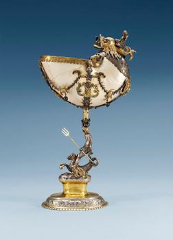 445. NAUTILUSPOKAL, ostämplad, Augsburg 1600-talets första fjärdedel. Senrenässans.