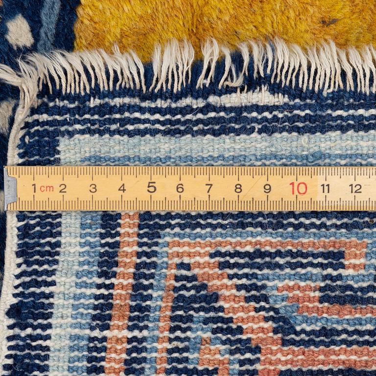 Matta, semiantik, Kina, ca 205 x 69 cm.