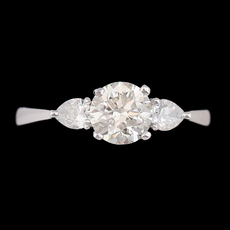 RING, 18K vitguld, diamanter tot ca 1.32 ct.