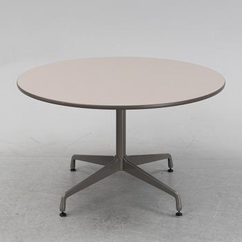A round 'Aluminumgroup' table by Charles and Ray Eames for Herman Miller.