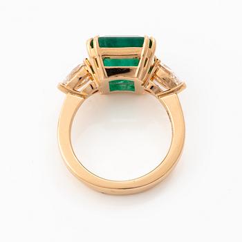 Ring in 18K gold with emerald and pear-shaped diamonds.