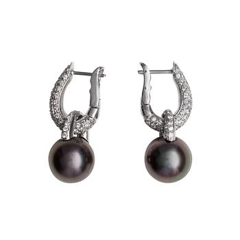 420. KORVAKORUT, 18K valkokultaa. tahitinhelmet 10,5 mm. Briljanttihiottuja timantteja n. 1.20 ct. Paino 9,5 g.