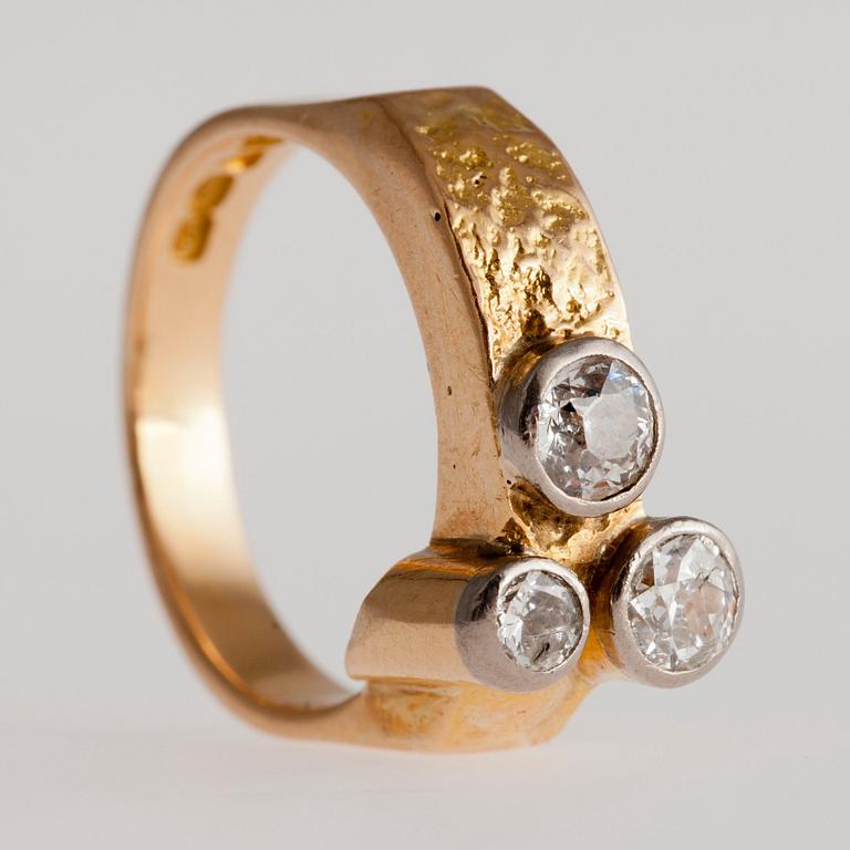 Björn Weckström, A RING, 18K gold, old cut diamonds c. 0.85 ct, Kruunu Koru Helsinki 1965.