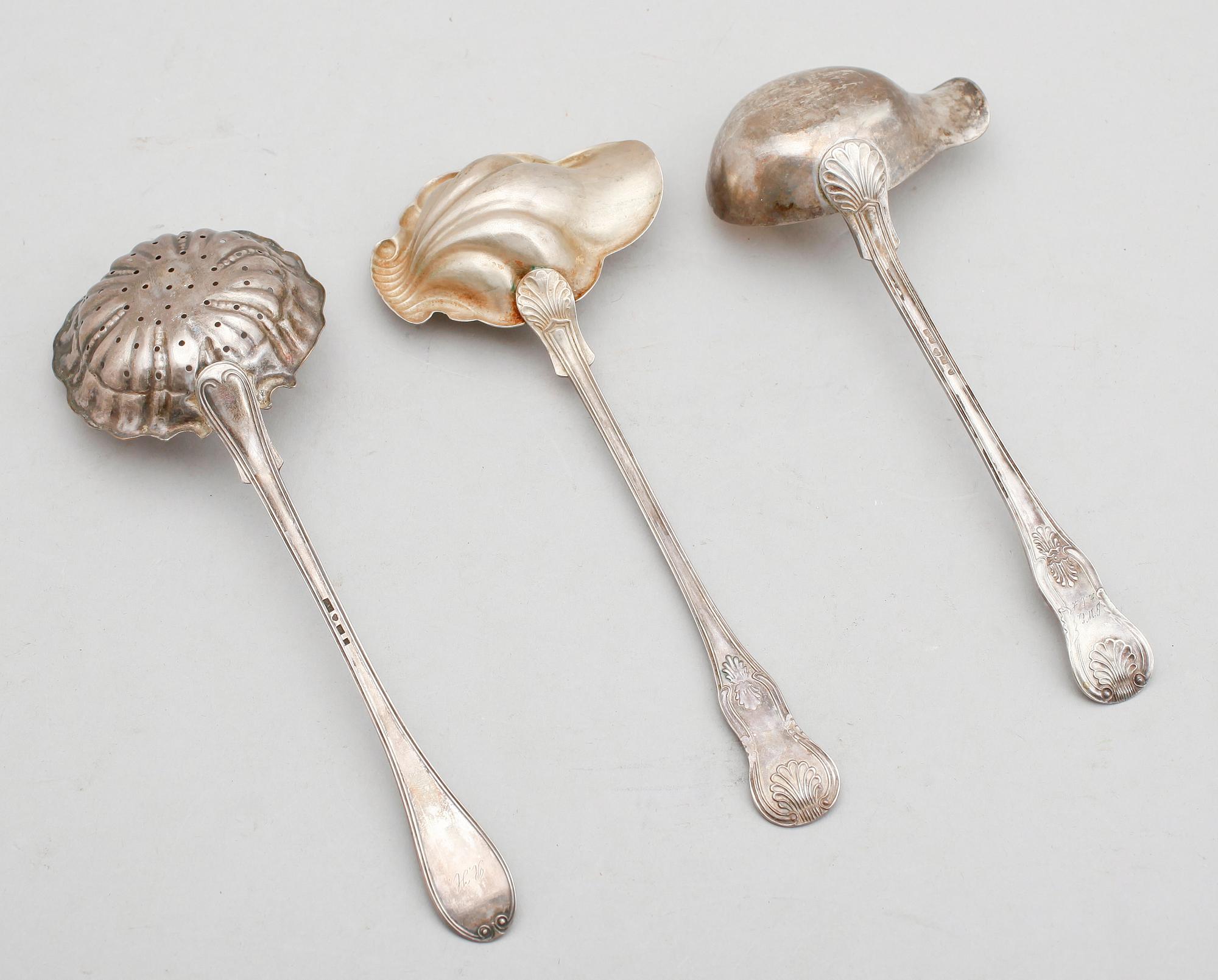 SÅSSLEVAR, 2 st samt STRÖSKED, silver, svenska stämplar, 1800-tal.  Vikt ca 148 g.