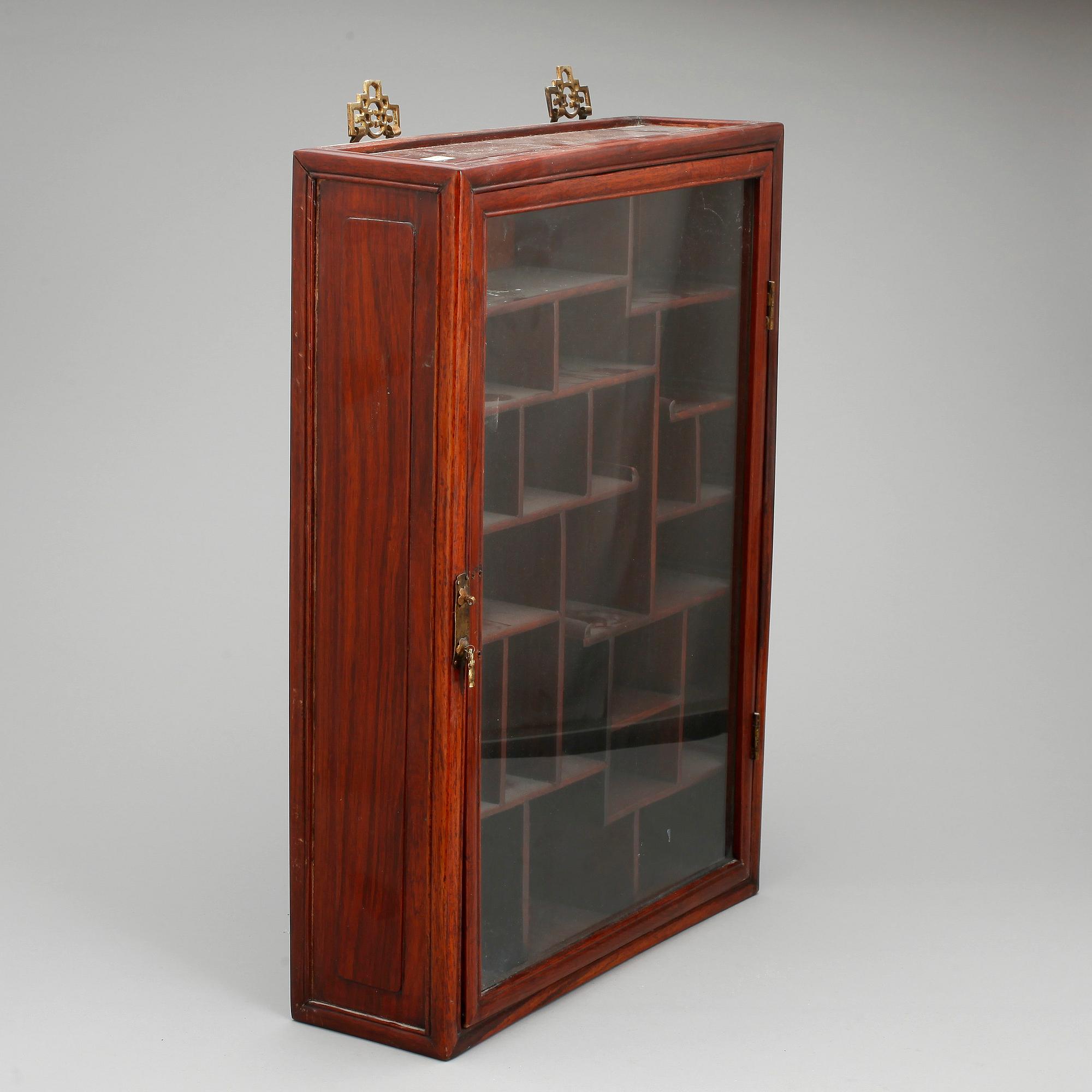 VÄGGVITRINSKÅP, Kina, 1900-tal.