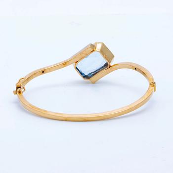 Bangle (opens with a hinge) and ring, 18K gold and spinels (most probably synthetic), total weight 20,5 g.