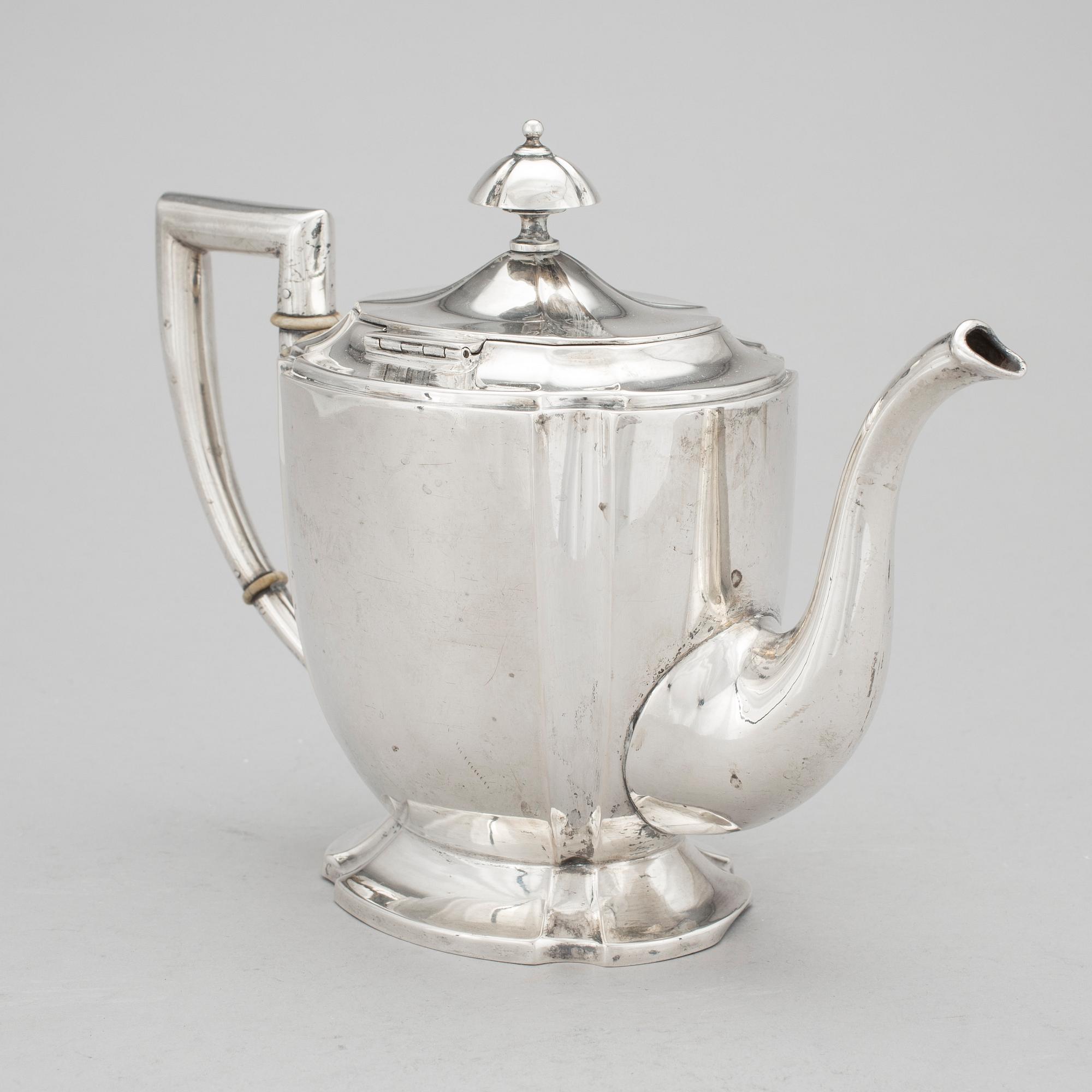 TEKANNA, silver. Karl Andersson, Stockholm, möjligen 1917. Vikt ca 549 gram.