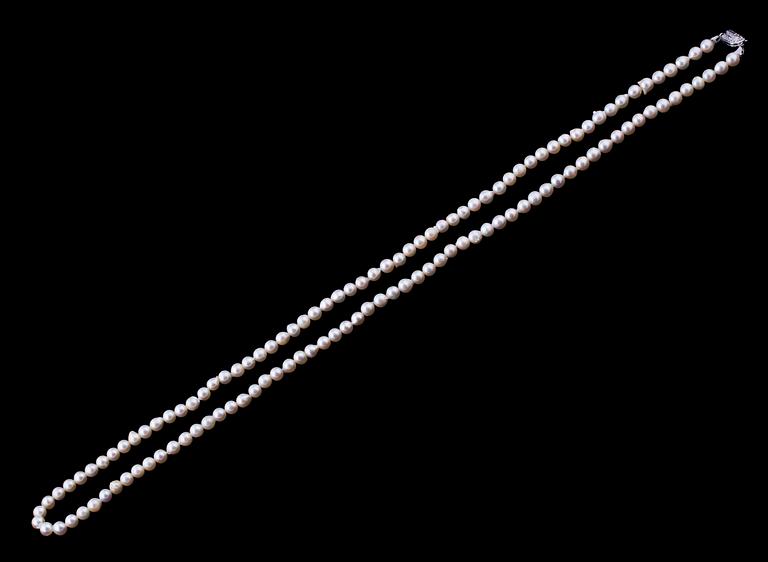 PÄRLCOLLIER, odlade saltvattenspärlor med silverlås.