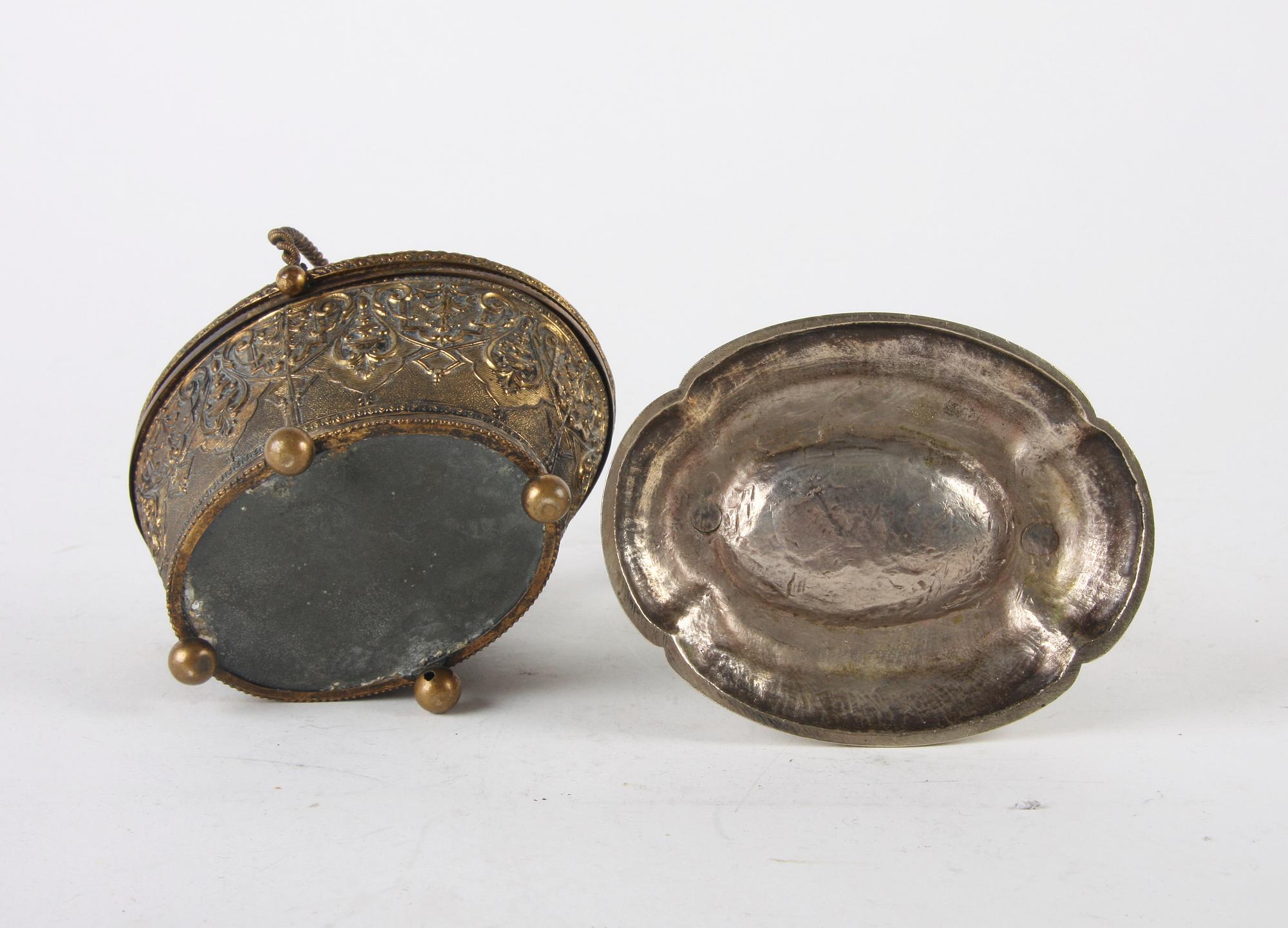 FICKUR och KLOCKSTÄLL samt KORG, Regulateur, metall/nysilver, omkring 1900.