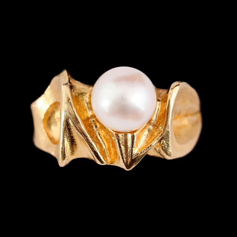 RING, 18 k guld med odlad pärla, Björn Weckström, Finland.
