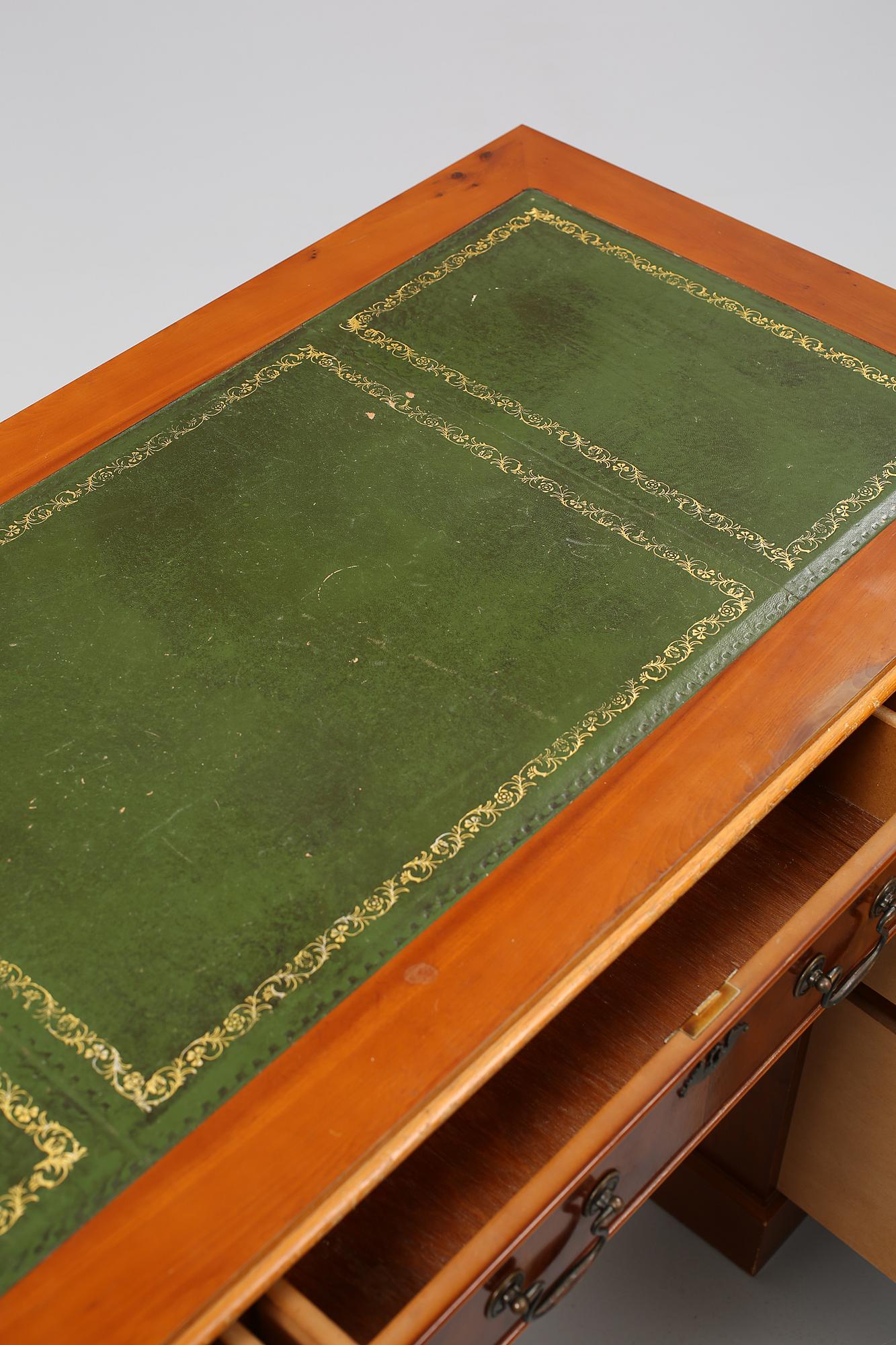 SKRIVBORD, Engelsk stil, 1900-talets andra hälft.