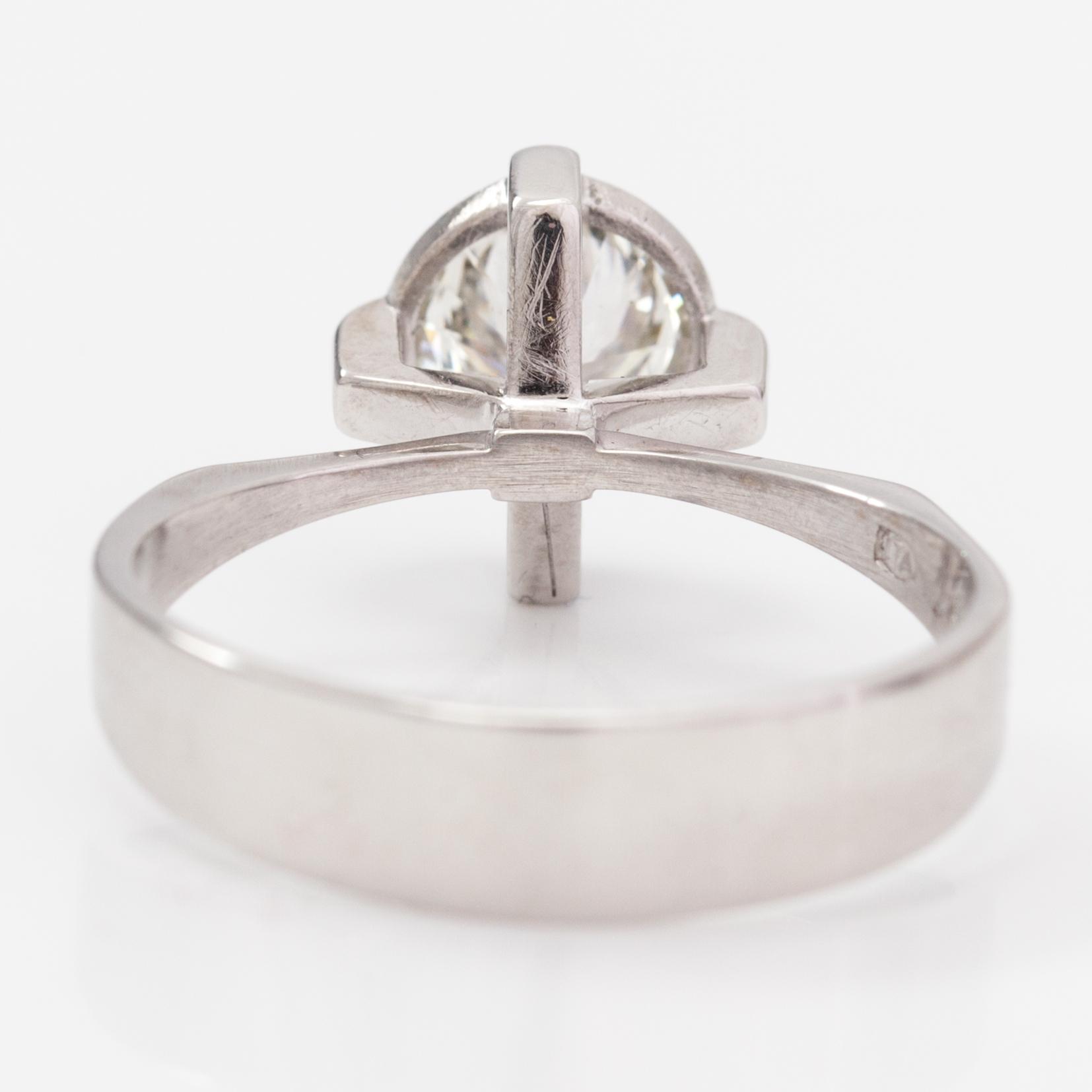 An 18K white gold ring with a ca. 1.10 ct diamond. Luolavuoren Kulta, Turku 1966. With certificate from Kultasarvi.