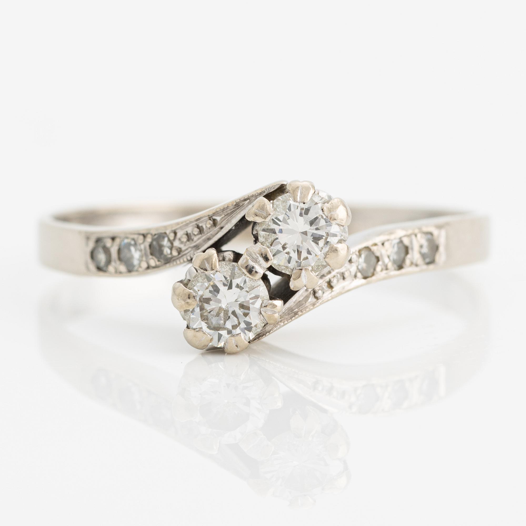 Ring 18K vitguld med två runda briljantslipade diamanter.